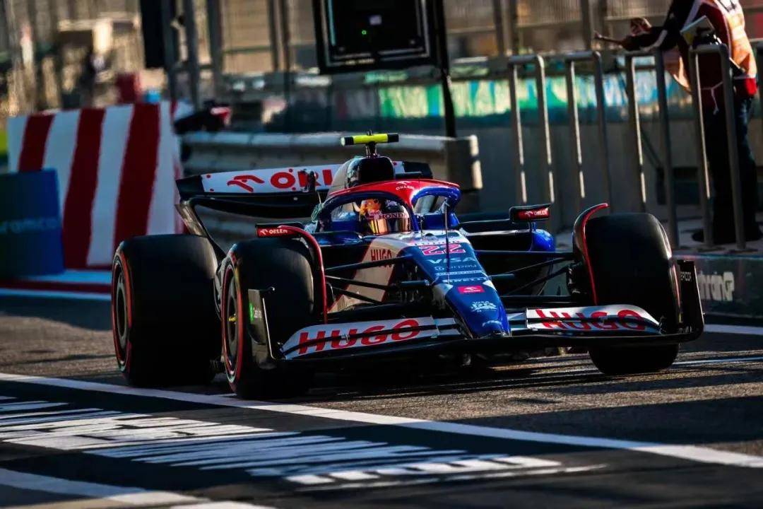 爱游戏官方入口-红牛车队翻盘红牛二队，汉密尔顿刷新纪录